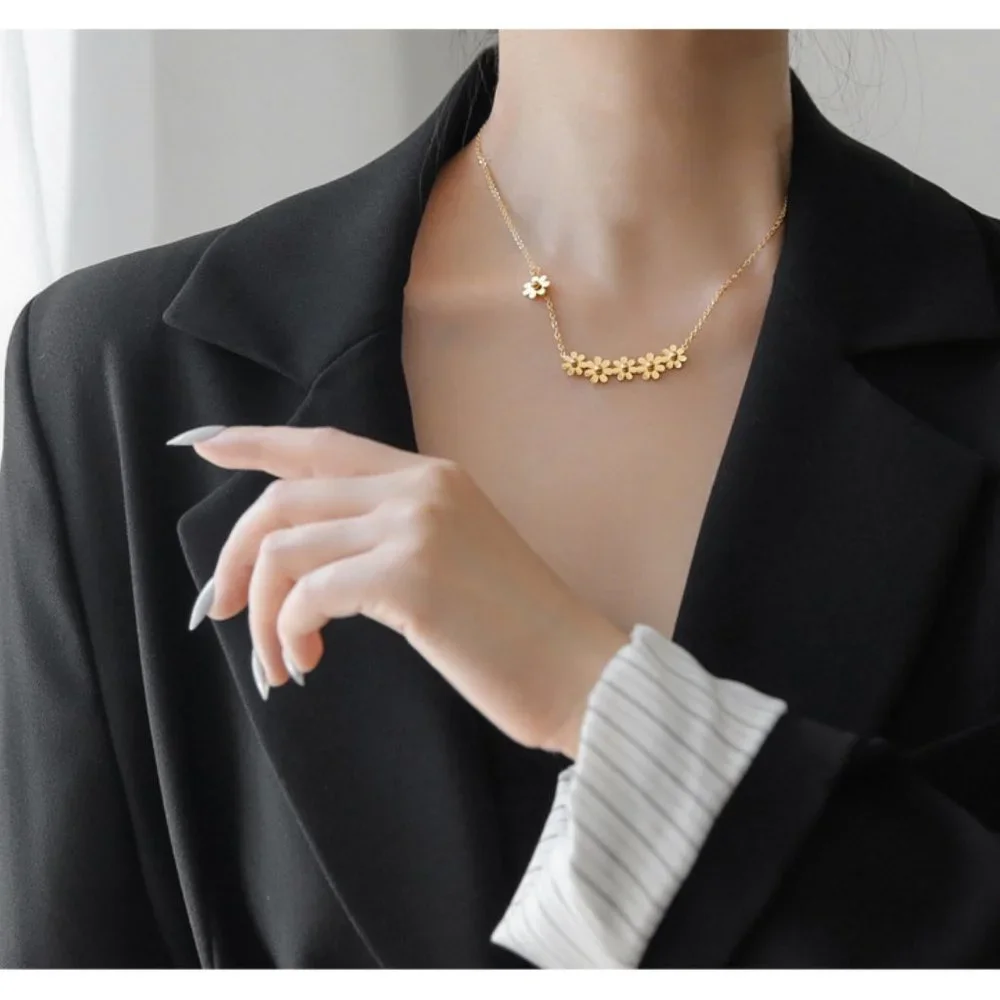 NEW 18K Gold Plated Daisy Flower Bar Necklace - Picture 6 of 6